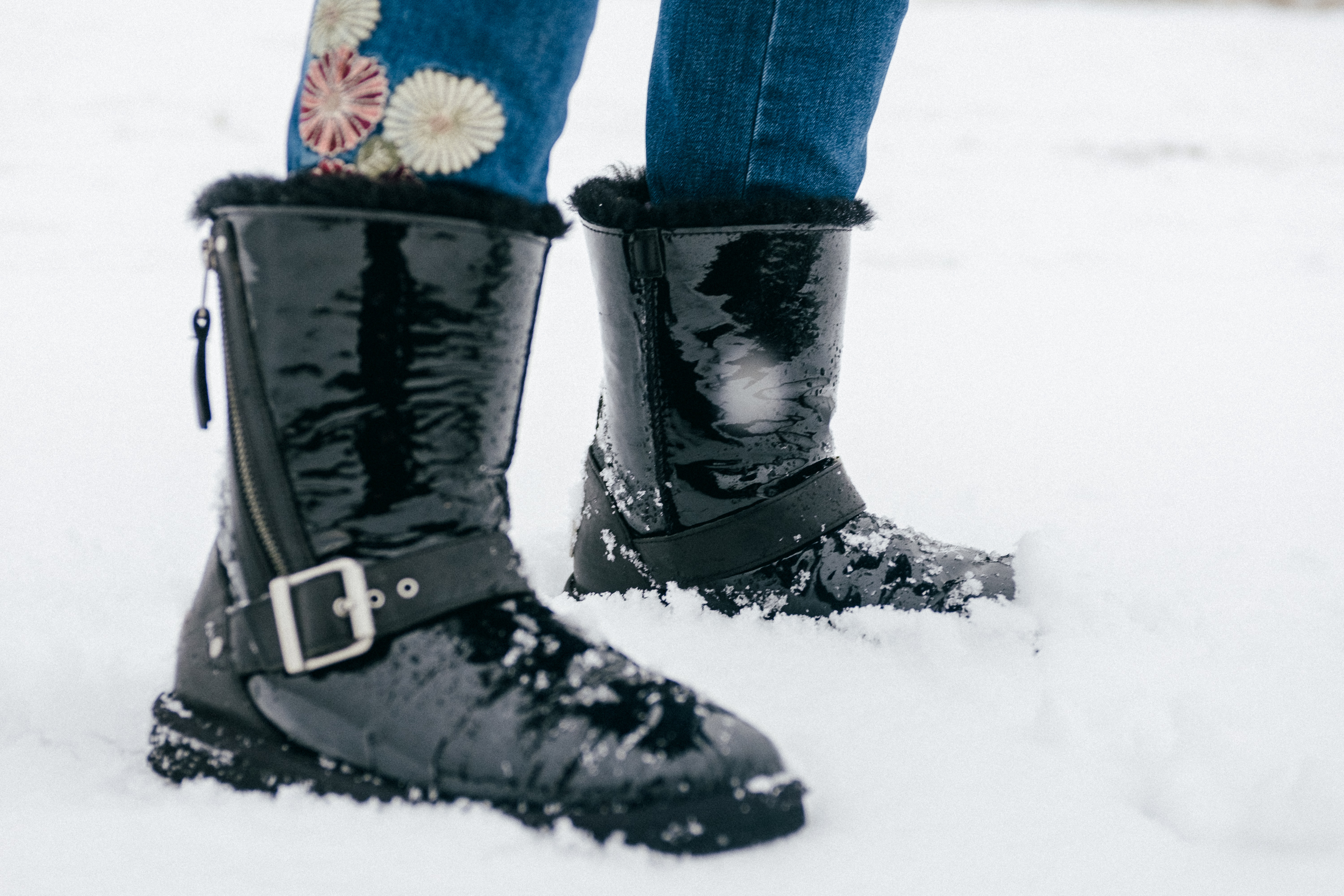 schwarze Stiefel im Schnee